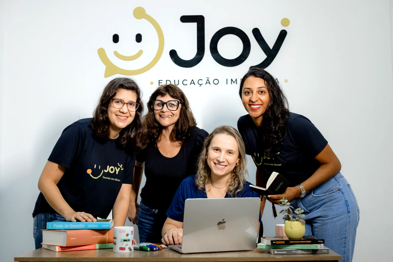 Equipe da Joy reunida em seu espaço educativo